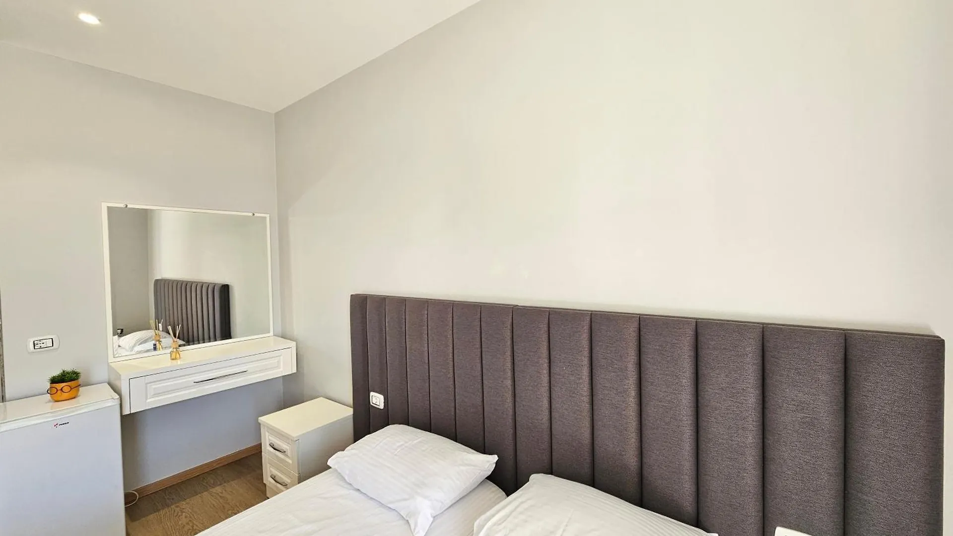 2-Leo'S Apartments Saranda