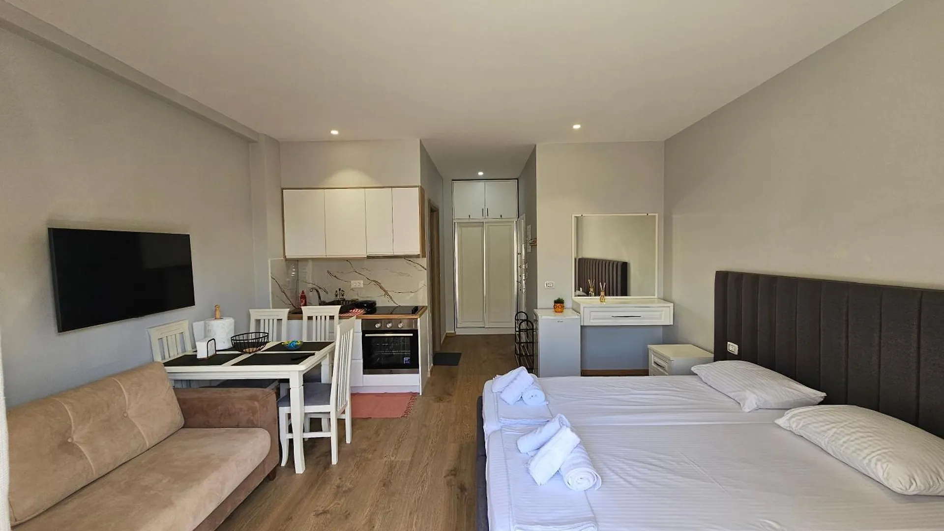 2-Leo'S Apartments Saranda Albania